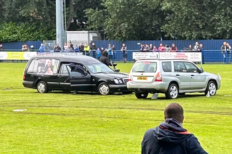 Coche fúnebre se estrella contra un partido de fútbol, ​​causando pánico en los fanáticos