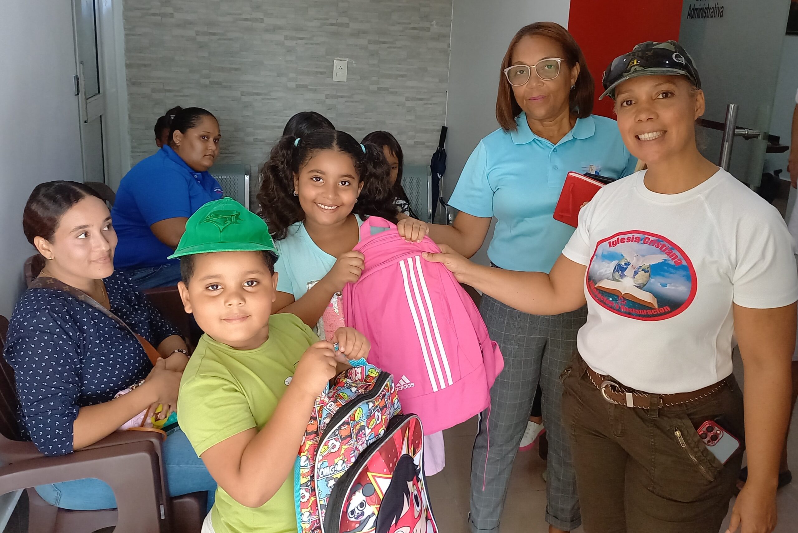 Candidata a alcalde SDO Pastora Juana Paulino ayuda a familias de bajos recursos