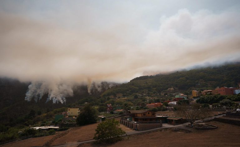 Tenerife sufre el “peor incendio forestal en 40 años”