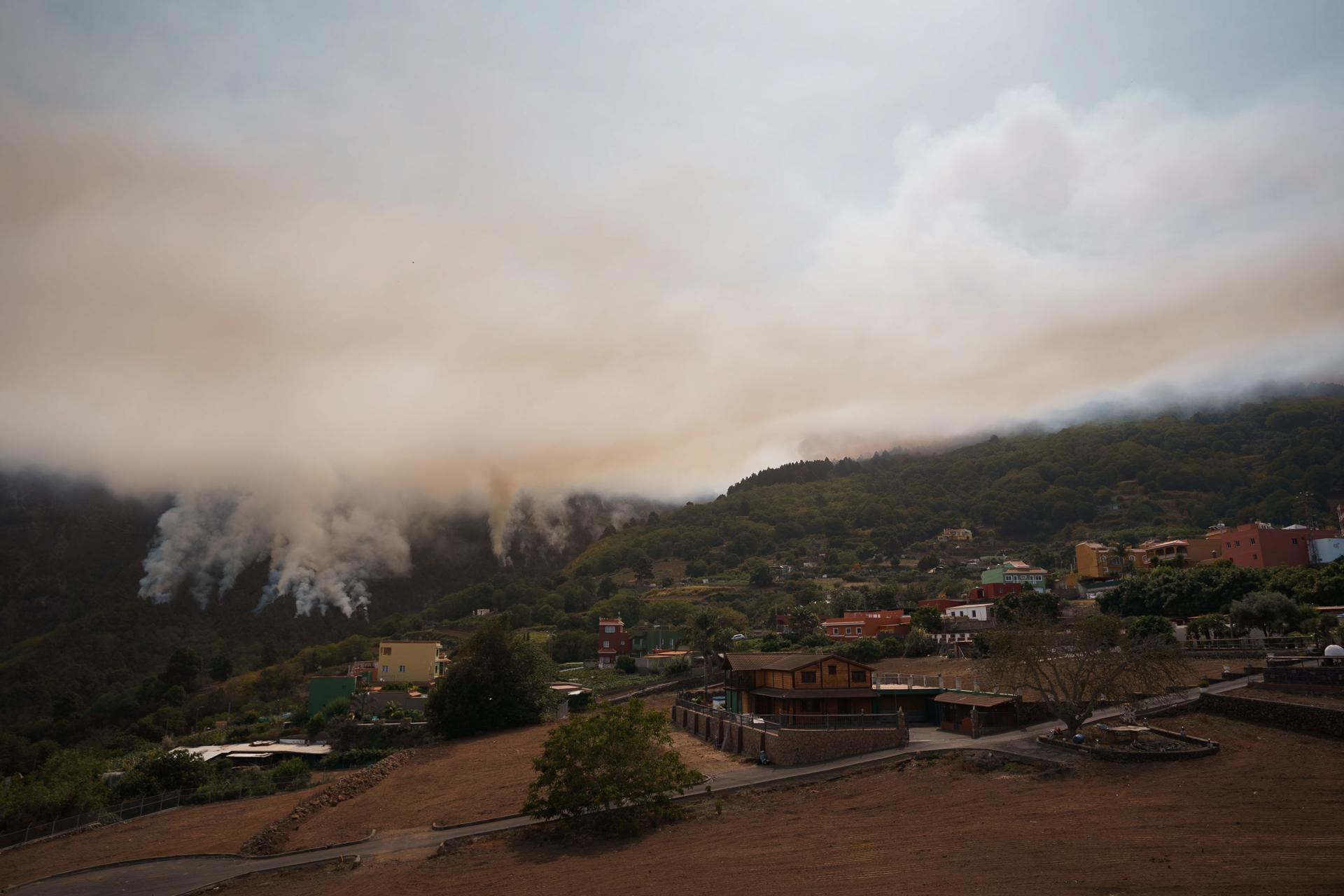 Tenerife sufre el “peor incendio forestal en 40 años”