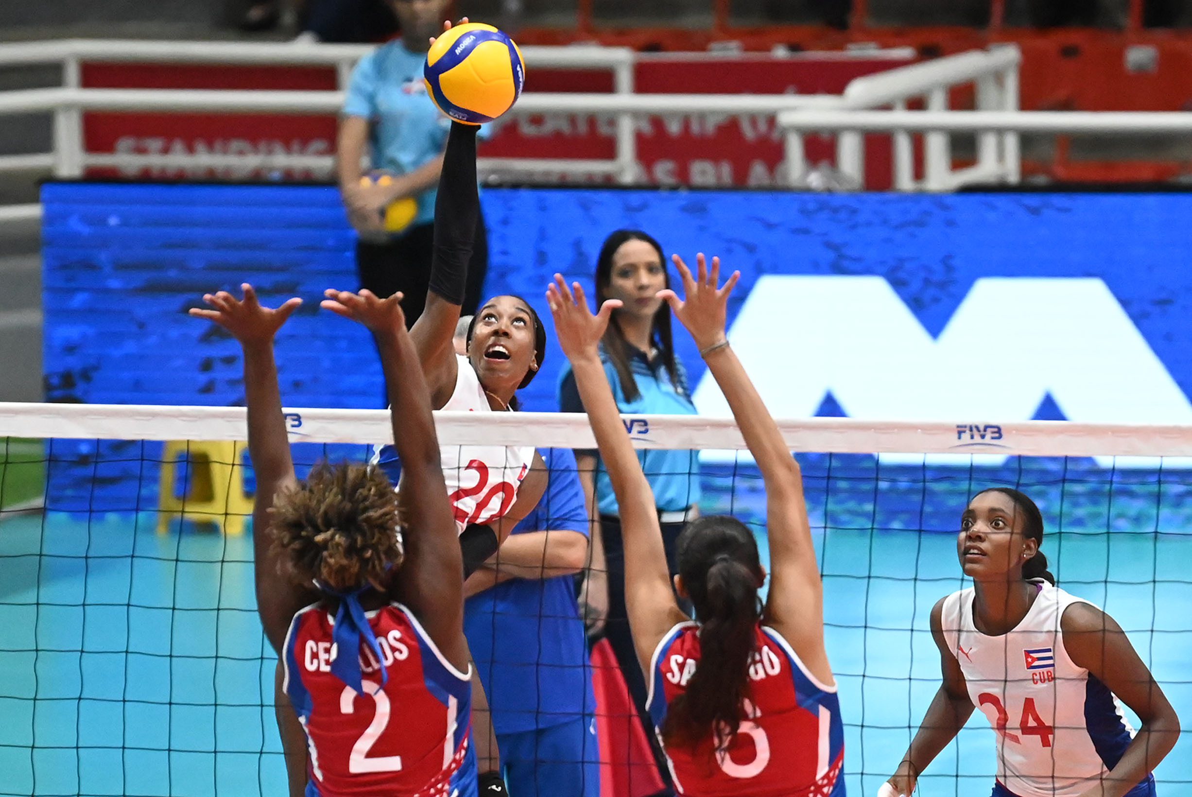 Cuba vence a Puerto Rico en semifinales de voleibol