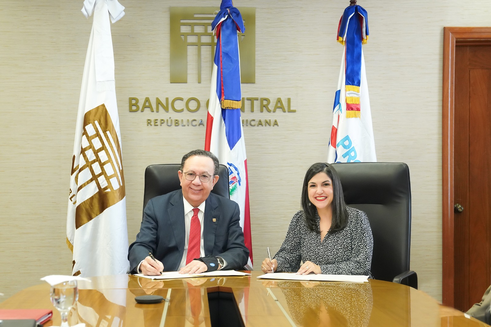 BCRD firma convenio con ProDominicana sobre inversión extranjera