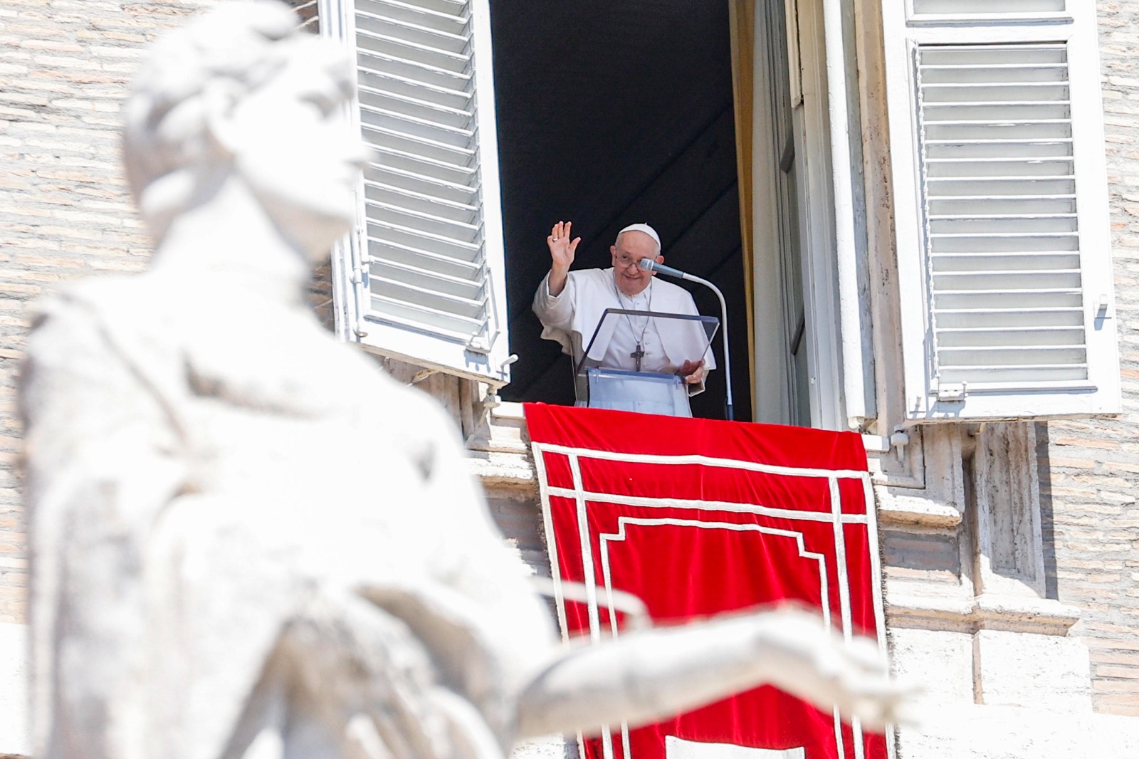 Papa condena cerca de 2.000 muertes
