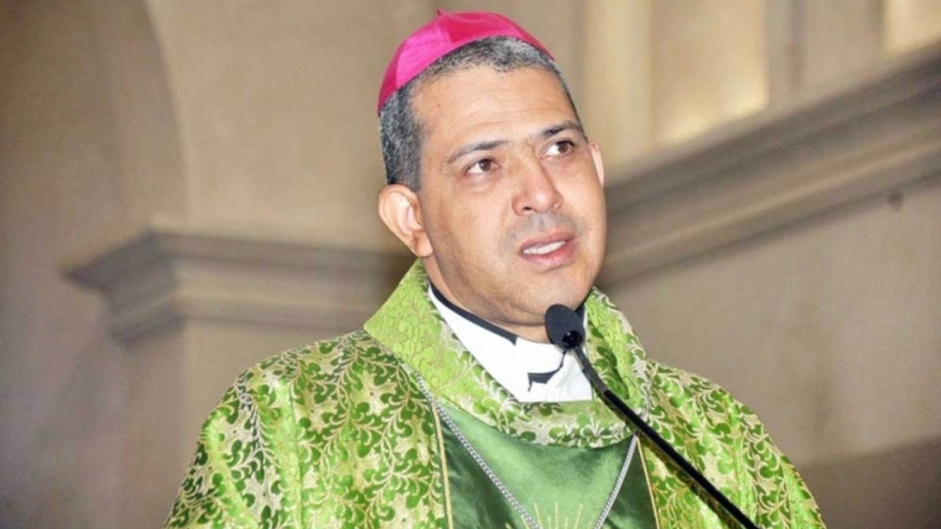 Obispo auxiliar de Santiago increpa a legisladores con problemas judiciales