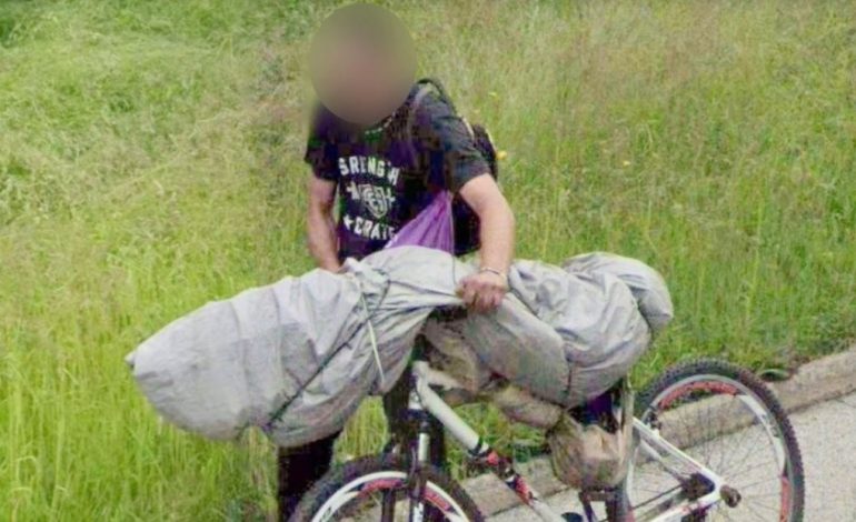 ¿Lleva un cadáver? Viral foto en Google Street View de un misterioso hombre en bicicleta