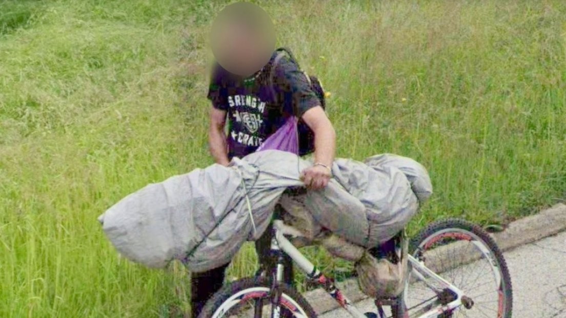 ¿Lleva un cadáver? Viral foto en Google Street View de un misterioso hombre en bicicleta