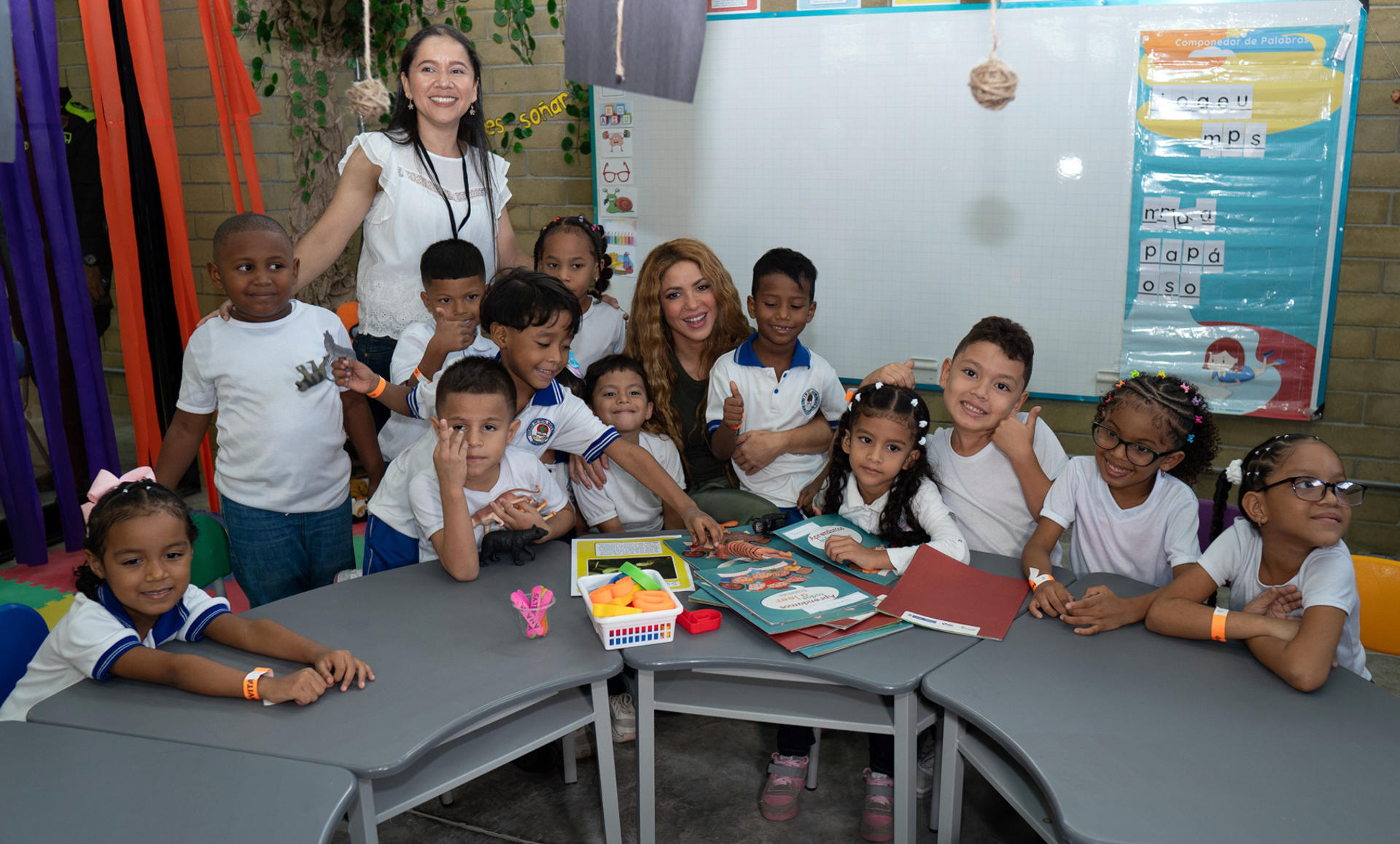 Shakira inaugura un colegio en su natal Barranquilla