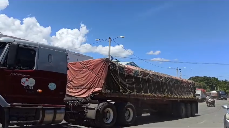 Camiones cargados de mercancías se retiran de la frontera tras permanecer varados desde el lunes