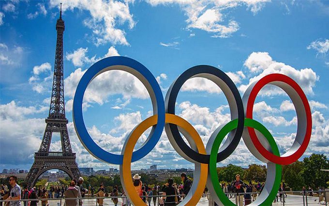 La llama olímpica prende rumbo a París 2024; Rusia cautelosa ante una tregua por los juegos