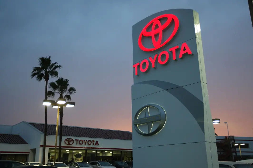 Llaman a revisión más de 280 mil camionetas y jeepetas Toyota versión americana