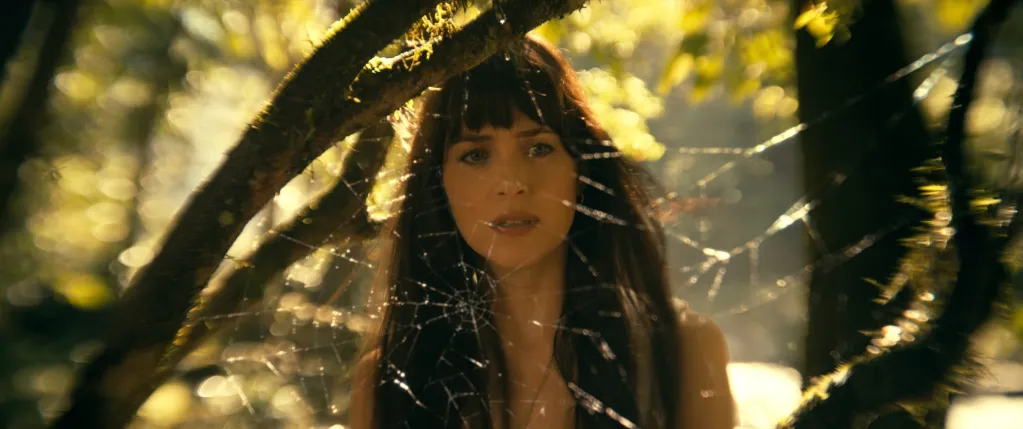 Dakota Johnson refresca el universo de Marvel con una heroína clarividente en ‘Madame Web’
