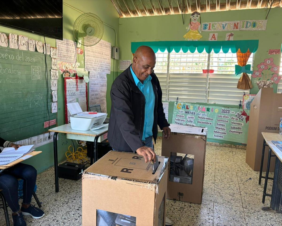 Candidato a alcalde Julián Cruz Almonte ejerce su derecho al voto –  (República Dominicana)
