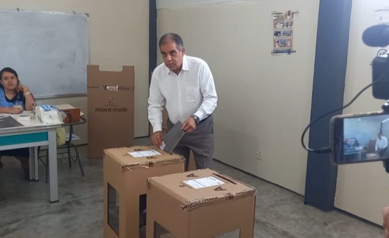 Candidato municipal del PLD y aliados en Puerto Plata, Javier Clark, acude a votar  –  (República Dominicana)
