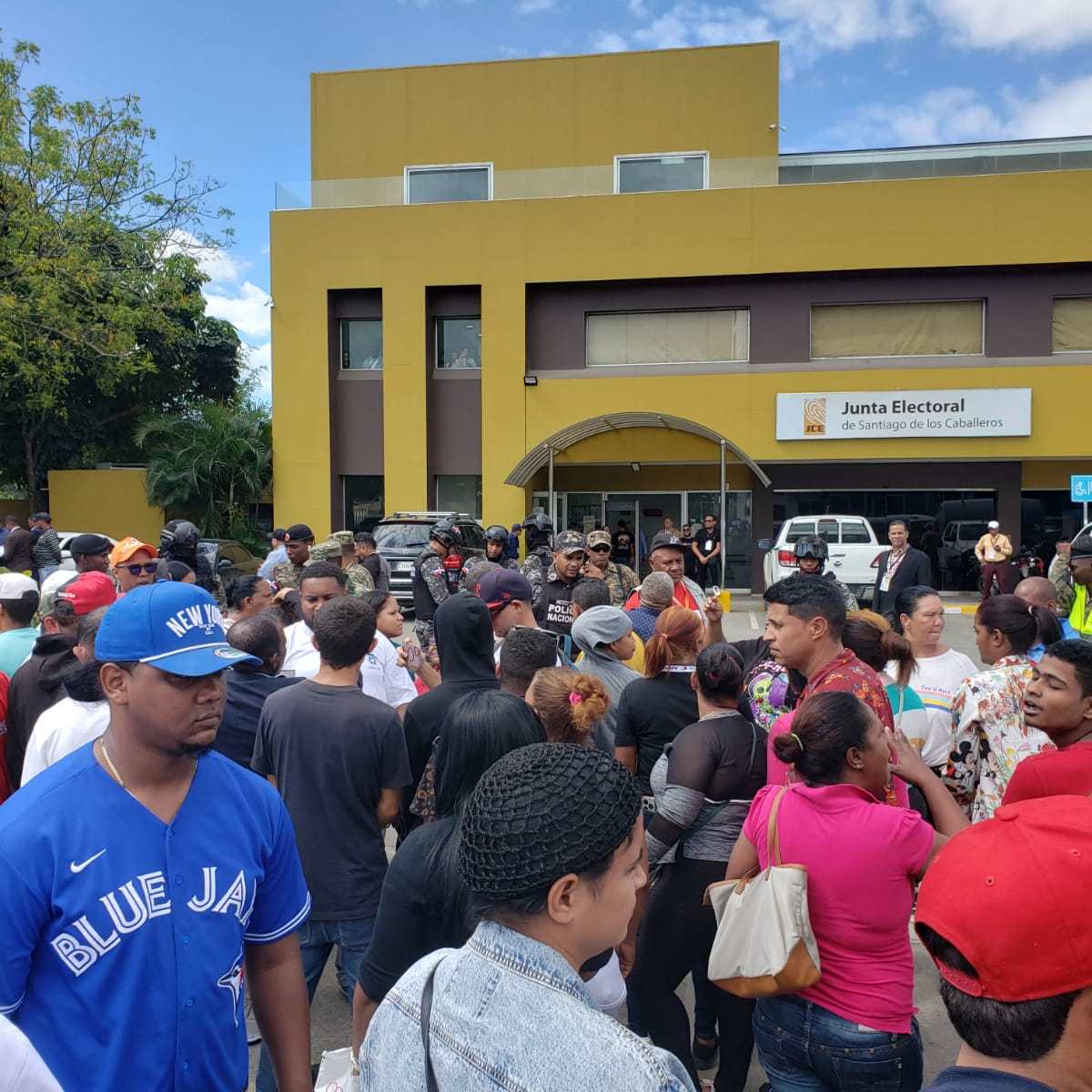 (VIDEO) Montan piquete ante Junta Electoral de Santiago denunciando irregularidades –  (República Dominicana)