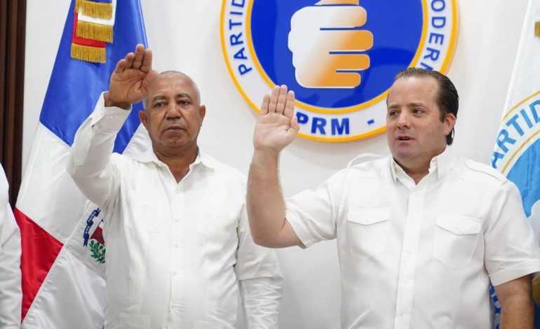 Paliza juramenta al director municipal de Yerba Buena tras abandonar el PLD –  (República Dominicana)