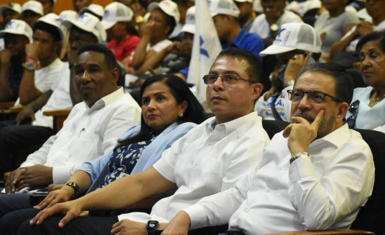 Instan a miembros del movimiento ADM a salir en busca de votos a favor de la reelección –  (República Dominicana)