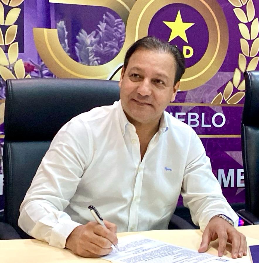 Abel Martínez firma documentos de aceptación de la candidatura presidencial del PLD –  (República Dominicana)