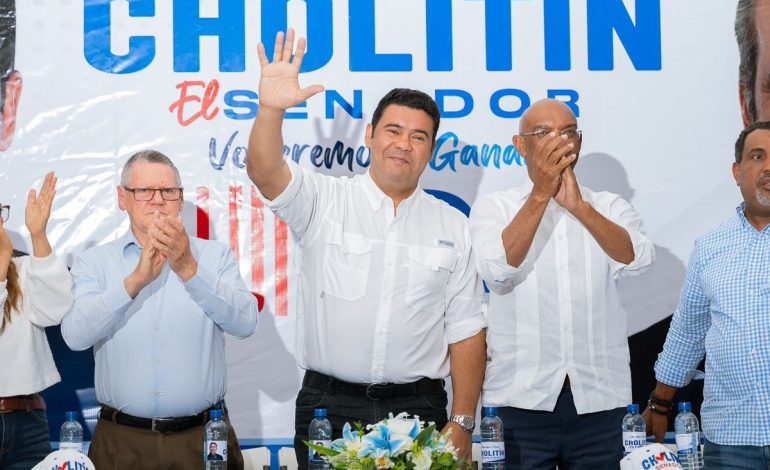 Cholitín juramenta excandidatos a regidores y dirigencia juvenil de la Fuerza del Pueblo –  (República Dominicana)