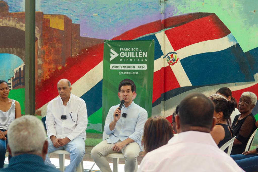 Francisco Guillén conversa con comunitarios de La Yuca en Naco –  (República Dominicana)