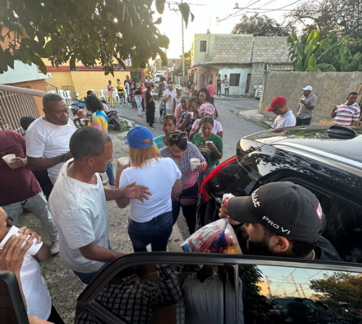 Dirigente político Andrés Matos reparte raciones de alimentos y habichuelas con dulce en SPM –  (República Dominicana)