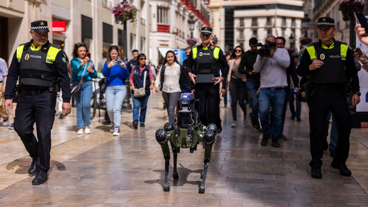 Perro robot que controla patinetes ayudantes de la Policía de España