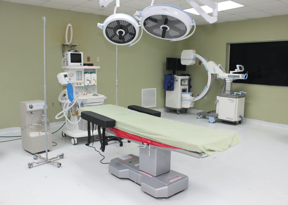 Ney Arias Lora entrega moderna mesa quirúrgica translucida para área de Neurocirugía –  (República Dominicana)
