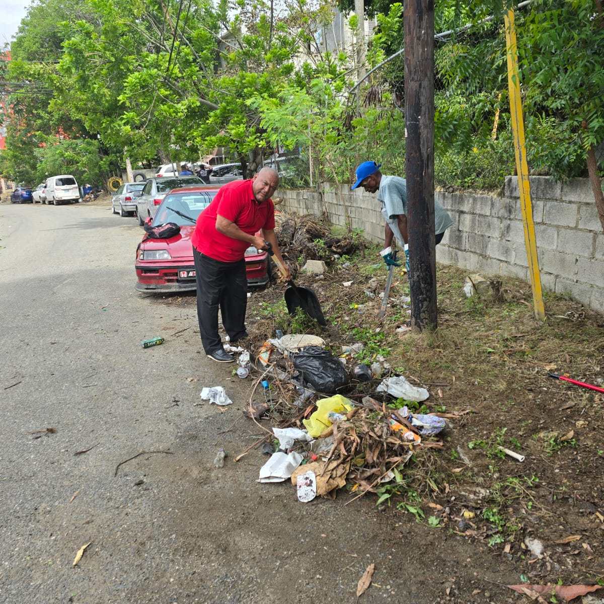 Candidato a diputado Manuel Ramírez, se une a labores de limpieza en Los Alcarrizos –  (República Dominicana)
