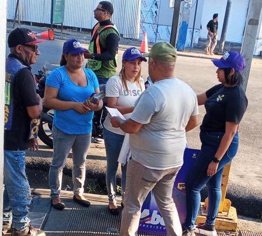 El PLD entrega propuestas de Abel Martínez a transeúntes de la capital –  (República Dominicana)