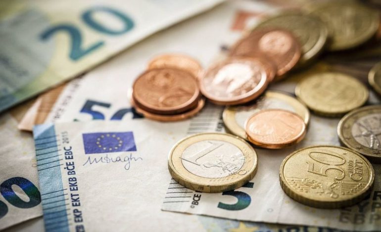 El euro cae hasta los 1,0645 a la espera de la comparecencia de Lagarde