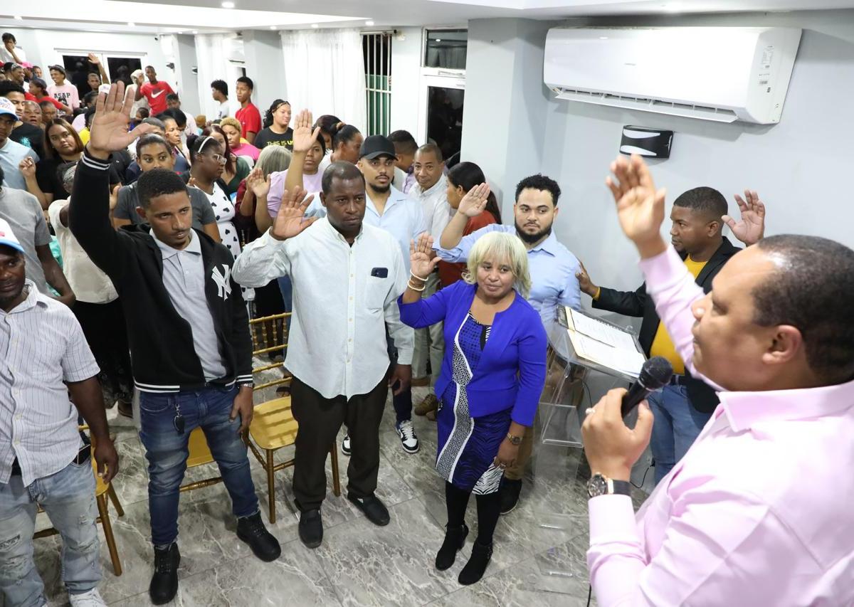 Movimiento «Todos con Luis» juramenta decenas de peledeístas que pasaron apoyar la reelección –  (República Dominicana)