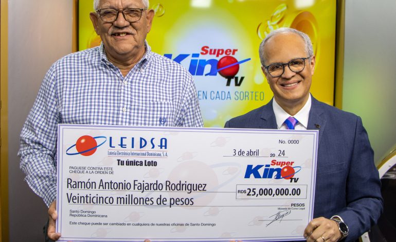 Leidsa entrega 25 millones a profesor ganador del Súper Kino Tv