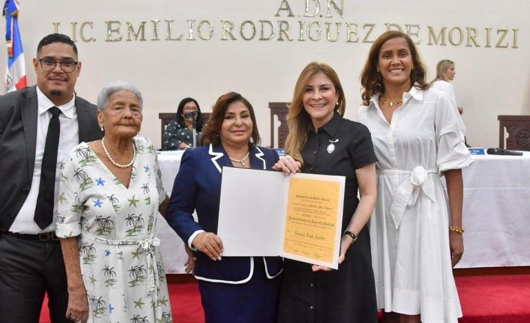 Alcaldía del DN reconoce labor de Francisca Jáquez, regidora saliente –  (República Dominicana)
