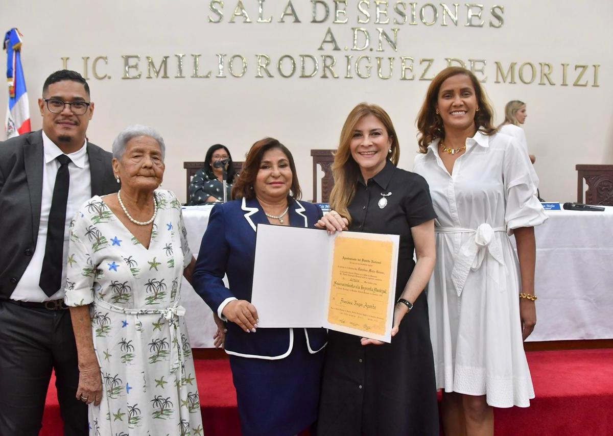 Alcaldía del DN reconoce labor de Francisca Jáquez, regidora saliente –  (República Dominicana)