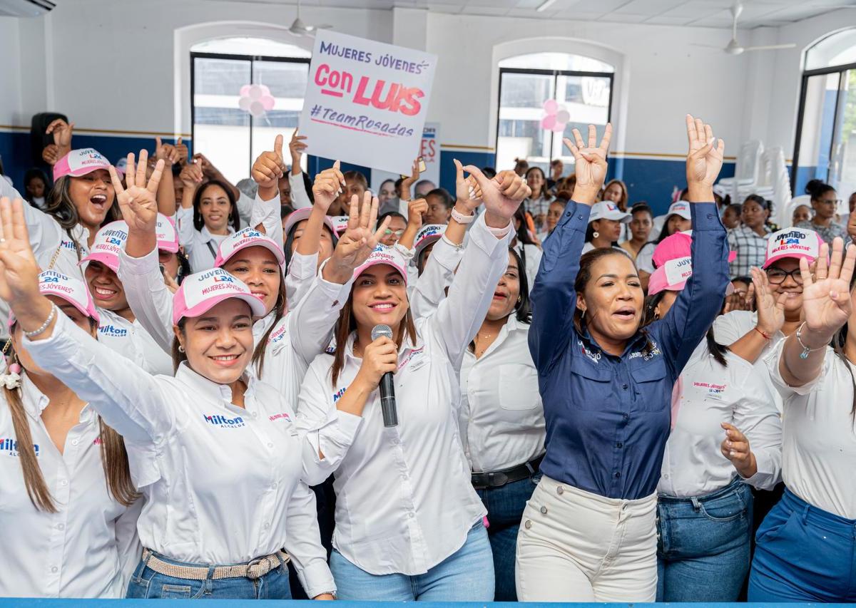 Juramentan movimiento político «Mujeres Jóvenes Team Rosadas» en apoyo la reelección de Luis Abinader –  (República Dominicana)