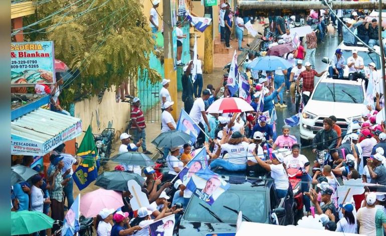 PRM sale a las calles bajo lluvia a expresar apoyo a Abinader en Monte Plata –  (República Dominicana)