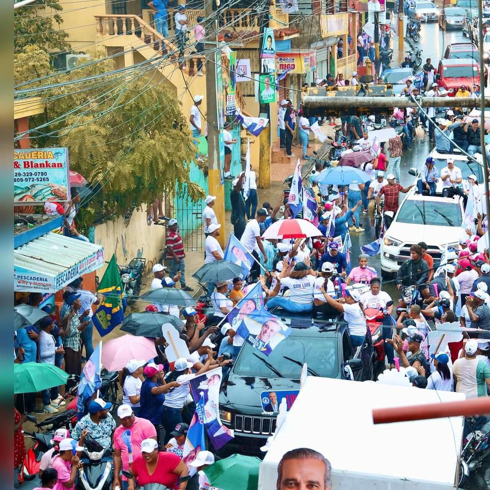PRM sale a las calles bajo lluvia a expresar apoyo a Abinader en Monte Plata –  (República Dominicana)