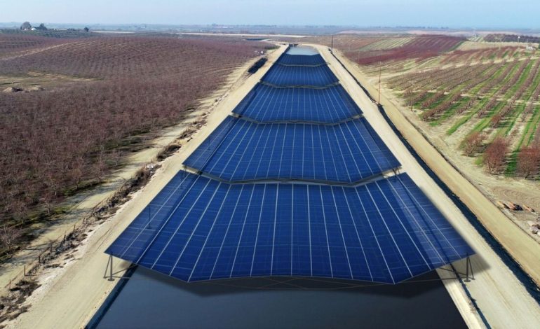 Primero India, ahora Estados Unidos está cubriendo sus canales de riego con millones de paneles solares