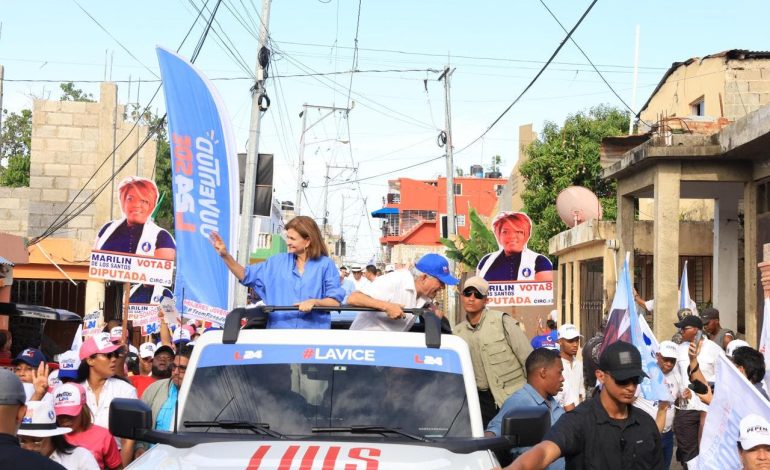 Raquel Peña recorre Circunscripción 3 de SDE con miles de perremeístas