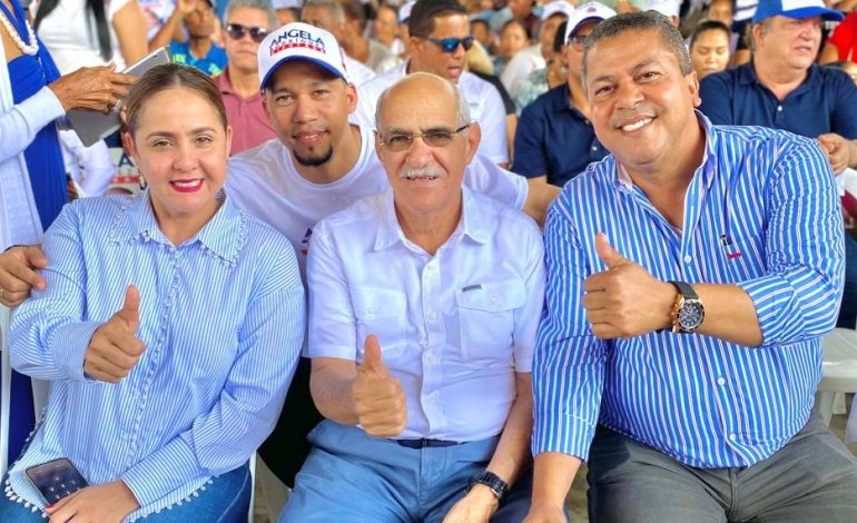 Senador Eddy Nolasco entrega su placa a Odalis Rodríguez; asegura PRM ganará en Valverde –  (República Dominicana)
