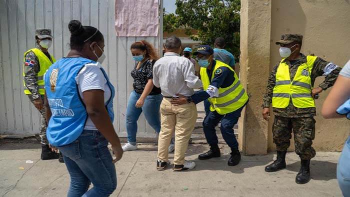 Amplia seguridad y un intenso calor, los otros protagonistas de los comicios dominicanos –  (República Dominicana)
